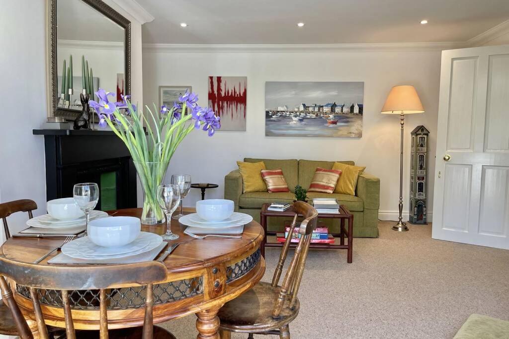 Lavender Apartment - Spacious Apartment Close To The Beach 迪尔 外观 照片